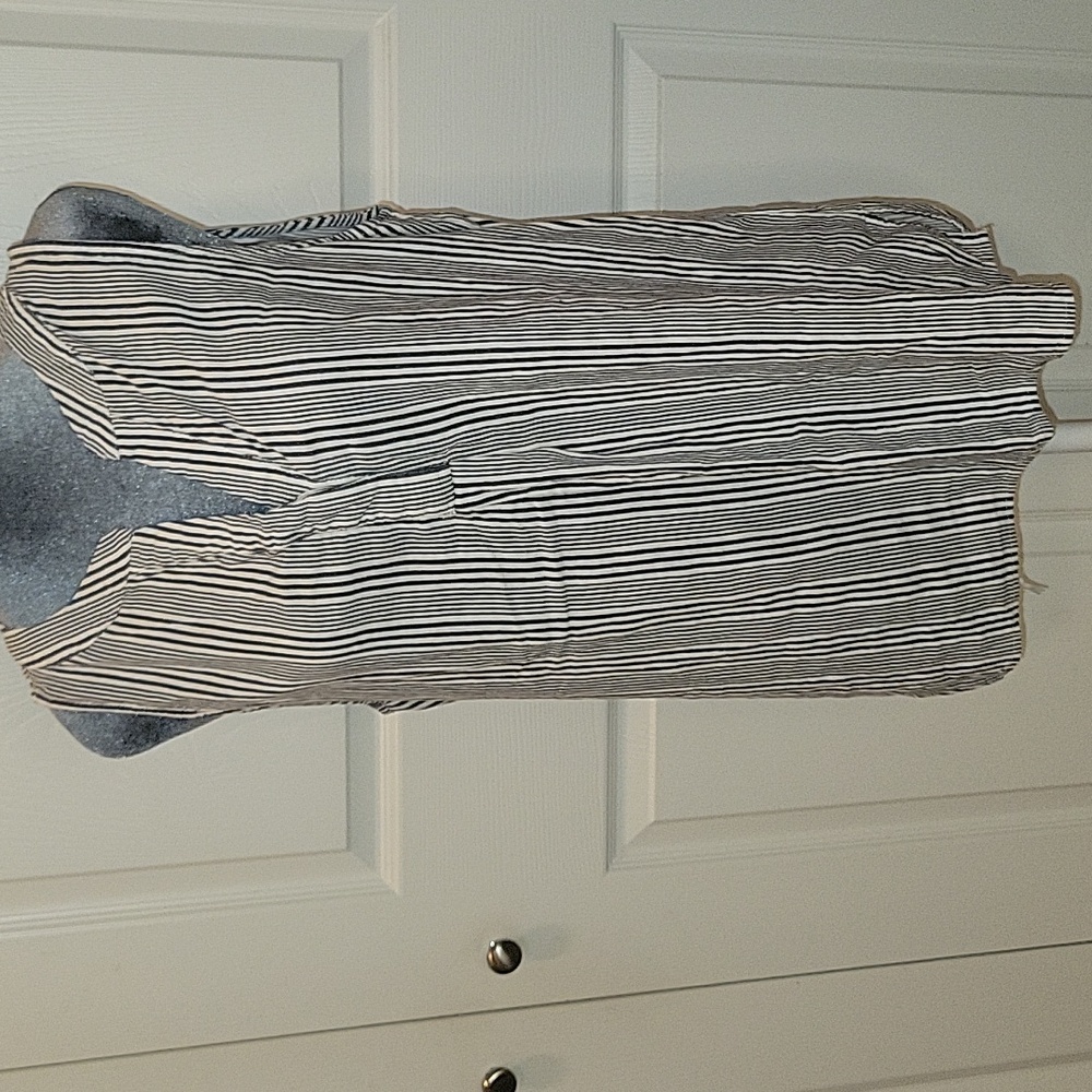 NWOT Rose & Thyme Grey & White Striped Top